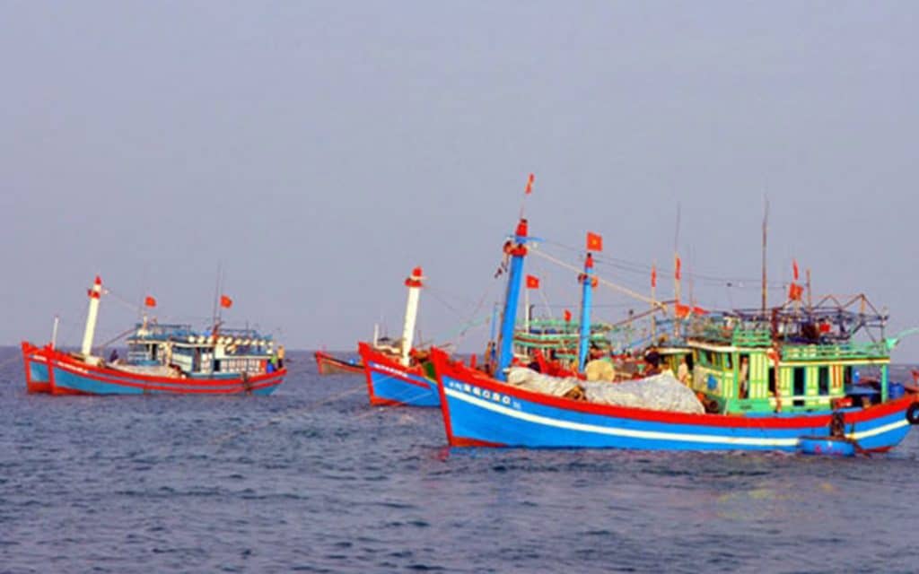 Tàu đánh cá của ngư dân Việt Nam đánh bắt hải sản trên biển     -     G-Saram