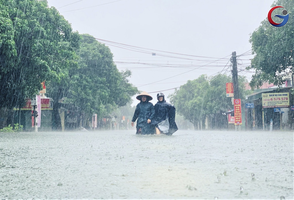 Sơ tán khẩn cấp hơn 45.000 dân Hà Tĩnh đi tránh lũ